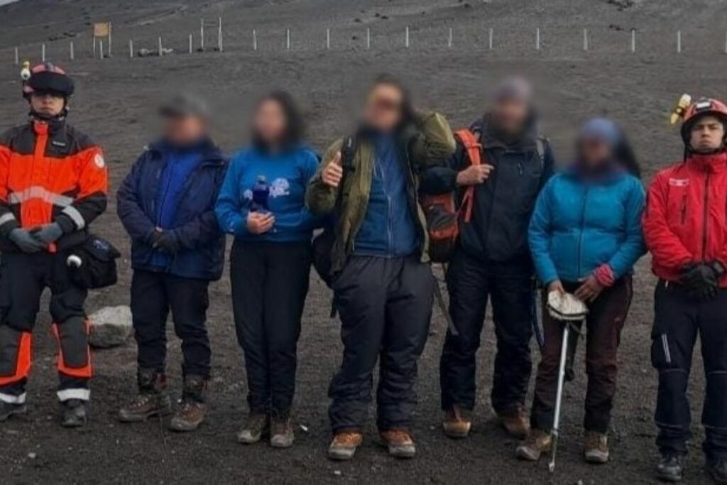 El Cuerpo de Bomberos de Latacunga rescató a los excursionistas.