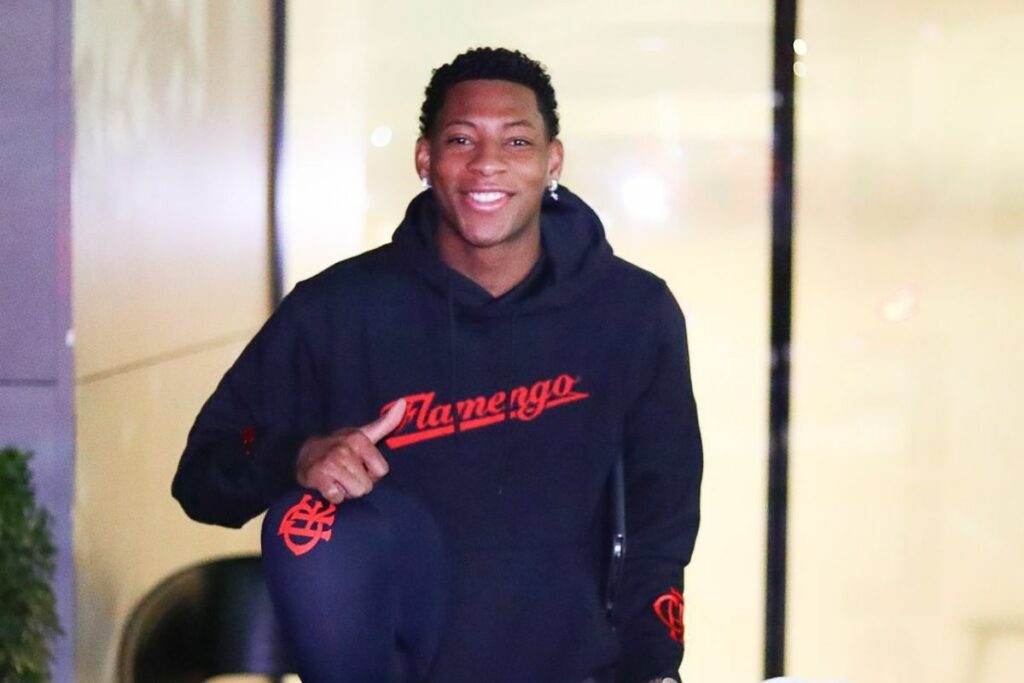 Gonzalo Plata previo al viaje con Flamengo a Estados Unidos para el Mundial de Clubes 2025.