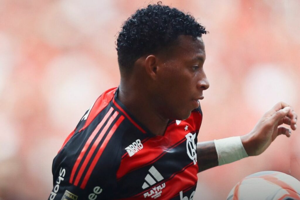 Gonzalo Plata en un juego de la temporada 2025 con la camiseta de Flamengo.