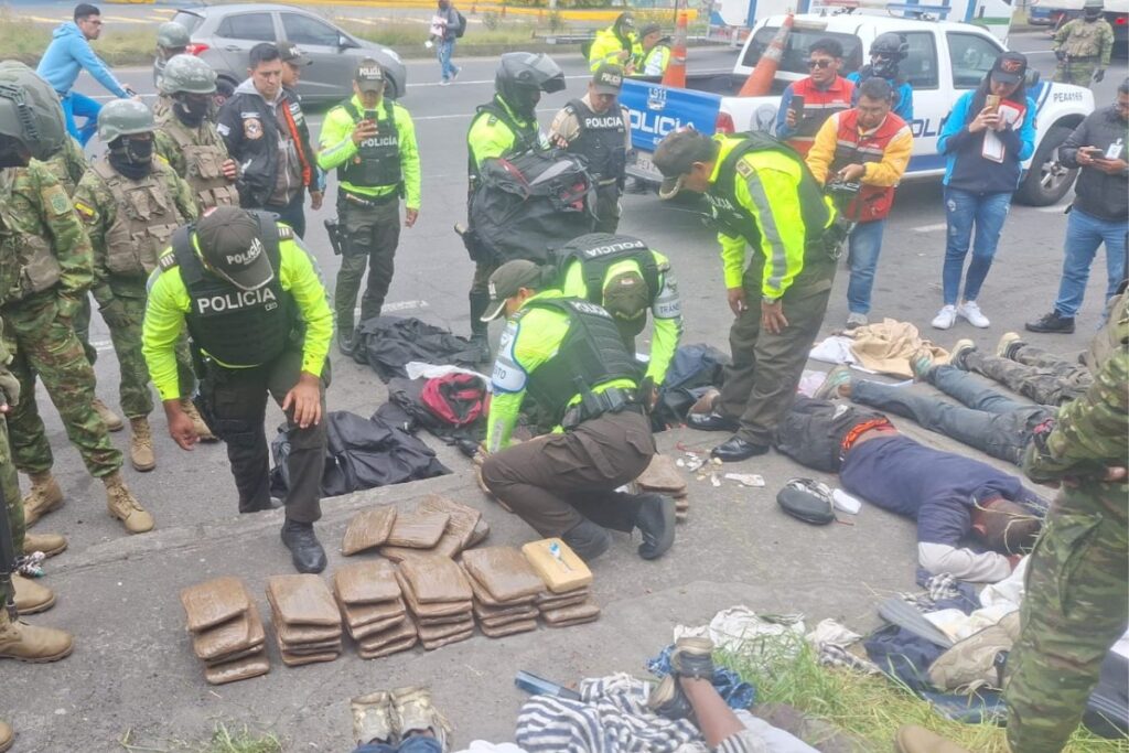En un operativo de tránsito, en la Panamericana Sur, Tambillo, Pichincha, la Policía encontró droga y realizó detenciones.