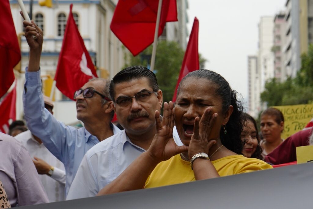 El plantón de los profesores en protesta contra la inseguridad fue en la plaza San Francisco, centro de Guayaquil.