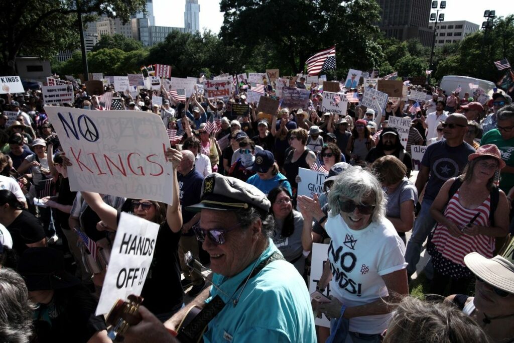 Personas participan en la protesta 'No Kings' (Sin Reyes), una de las muchas que se llevan a cabo en todo el país en el presidente estadounidense Donald Trump.