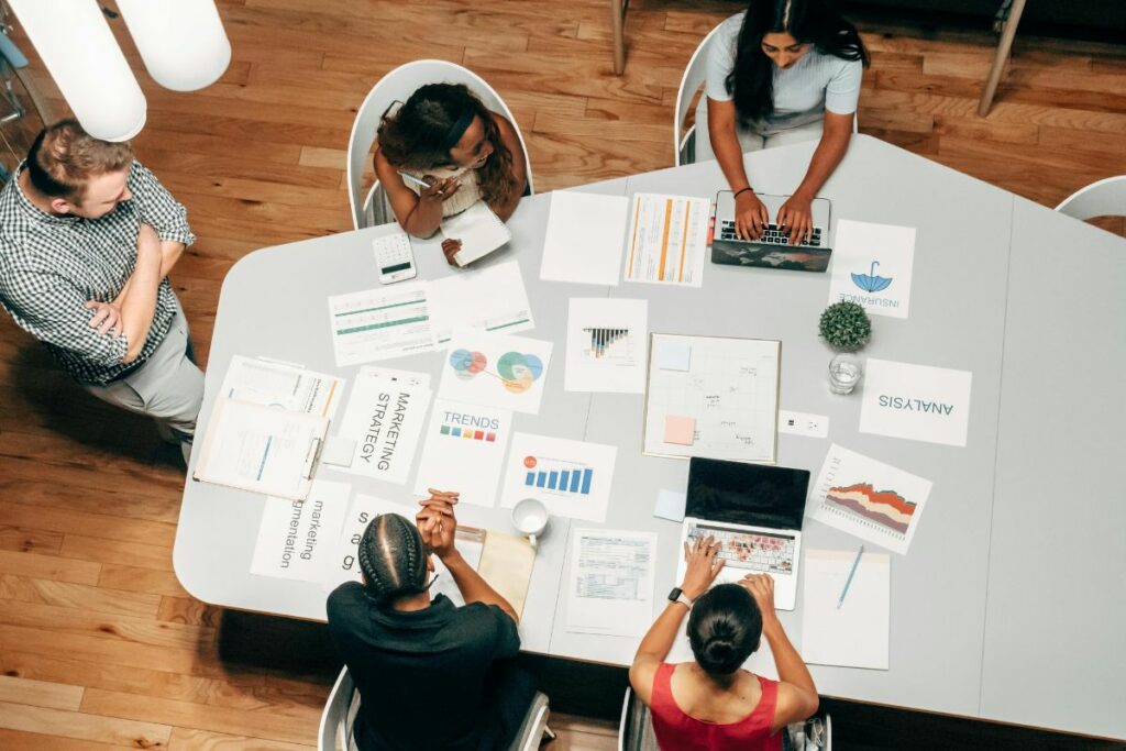 Imagen referencial sobre jóvenes con proyectos digitales.
