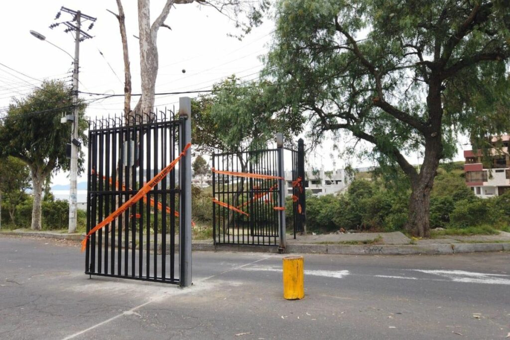 La AMC quitó una puerta de un barrio en el norte de Quito.