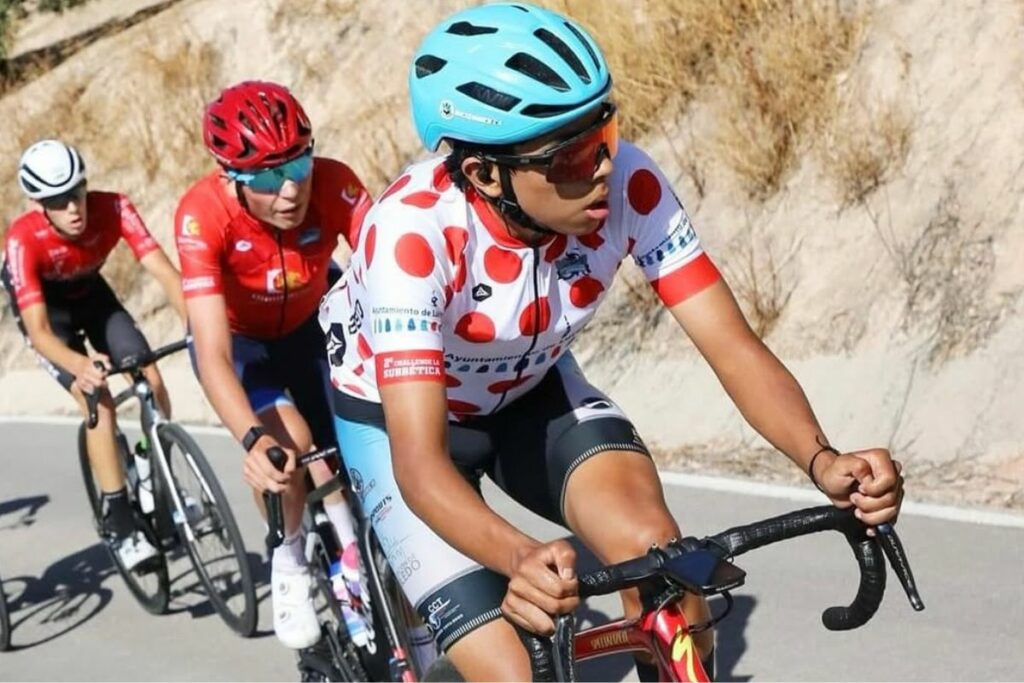 Imagen de archivo de Mateo Ramírez en el podio de la Vuelta a la Subbética 2024.