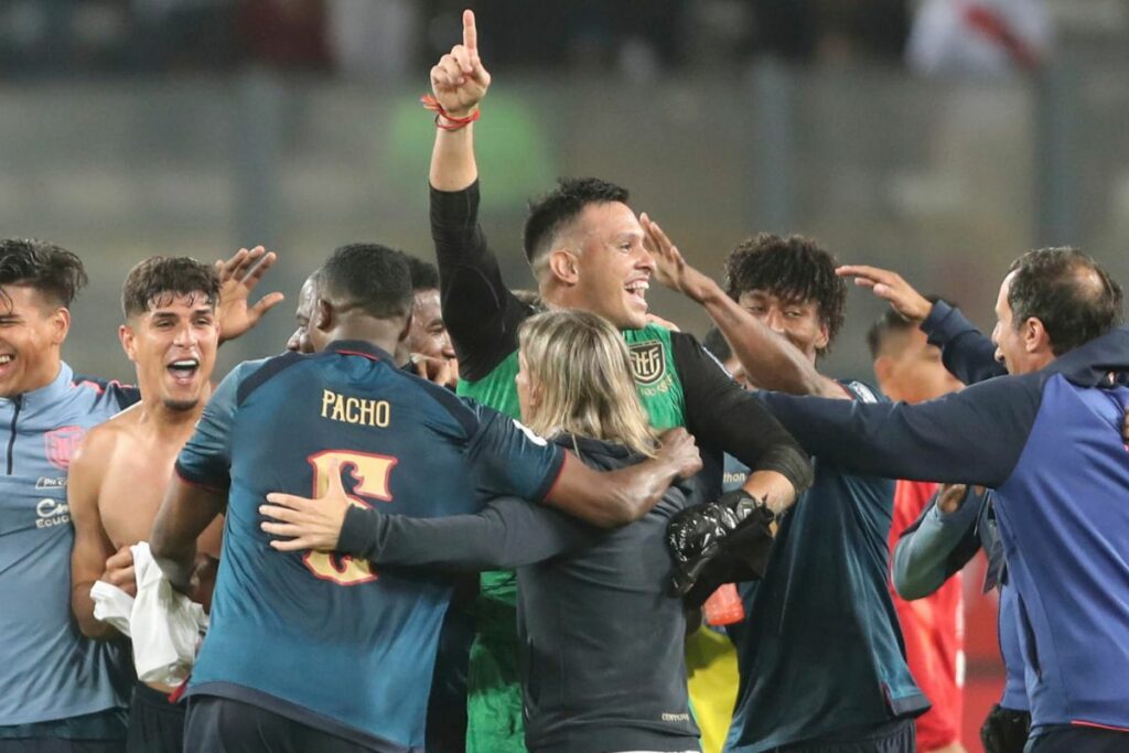 Jugadores de Ecuador celebran su clasificación al Mundial 2026 en el Estadio Nacional de Lima.