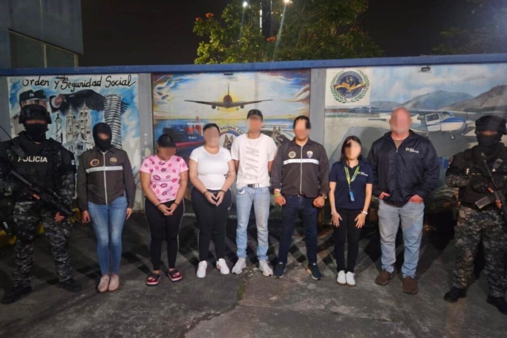 La Policía y la Fiscalía realizaron un operativo la madrugada de este viernes contra la red de trata de personas en Guayaquil.