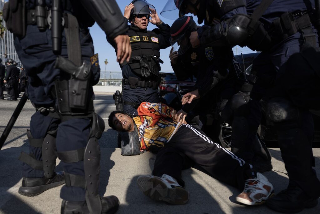 Un manifestante es arrestado durante las protestas provocadas por las redadas migratorias en Los Ángeles, California, EE. UU.