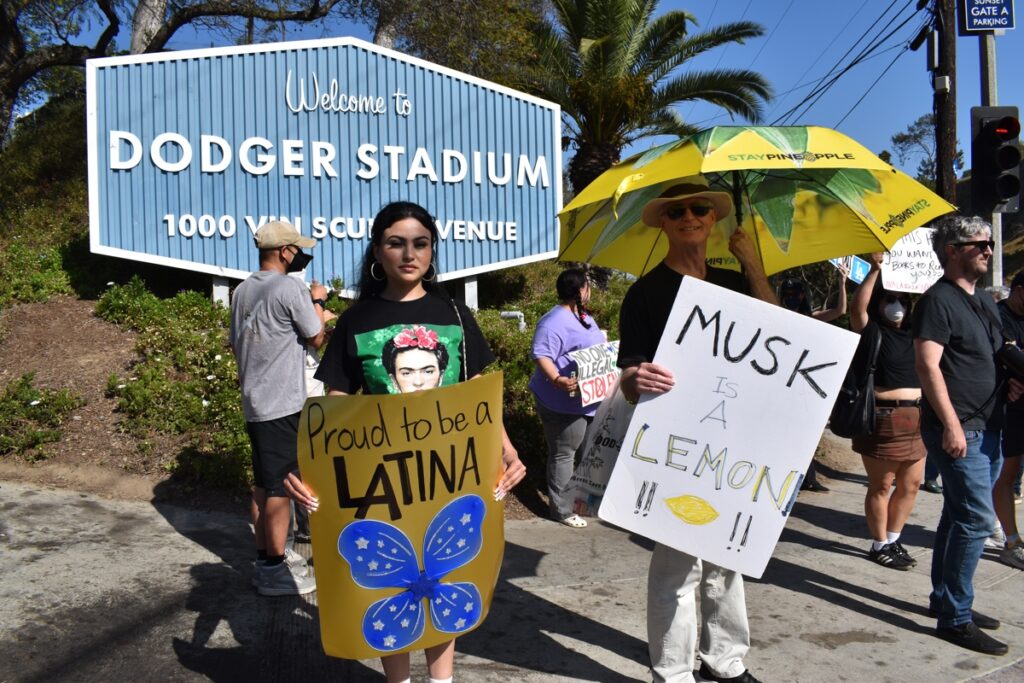 Personas se manifiestan en la puerta del estadio de los Dodgers en Los Ángeles, California (EE.UU.).