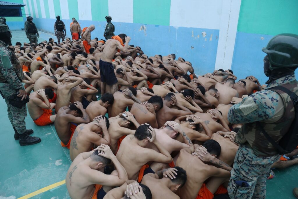 Fuerzas Armadas realizando una intervención en el Centro de Privación de Libertad El Rodeo en 2024.