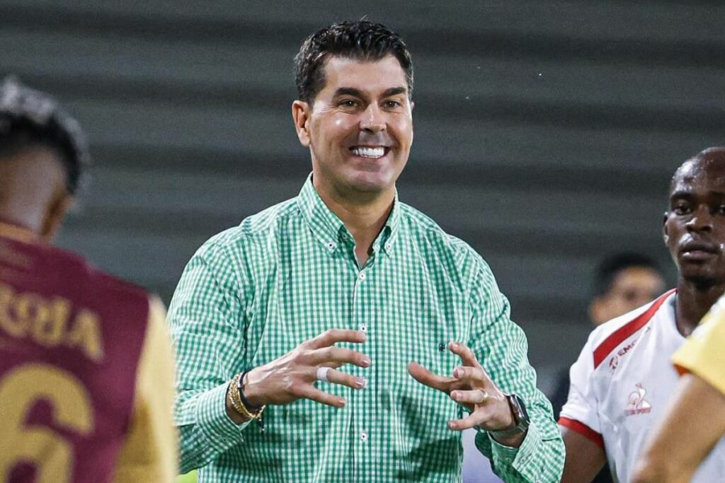 Ismael Rescalvo en su etapa como entrenador del Deportes Tolima de Colombia.