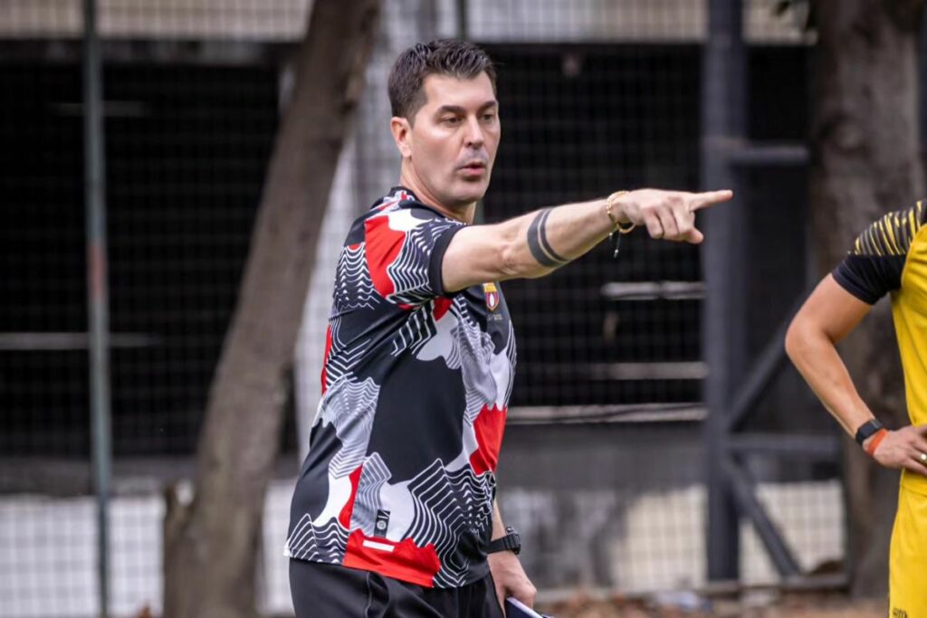 Ismael Rescalvo en uno de los primeros entrenamientos como entrenador de Barcelona SC.