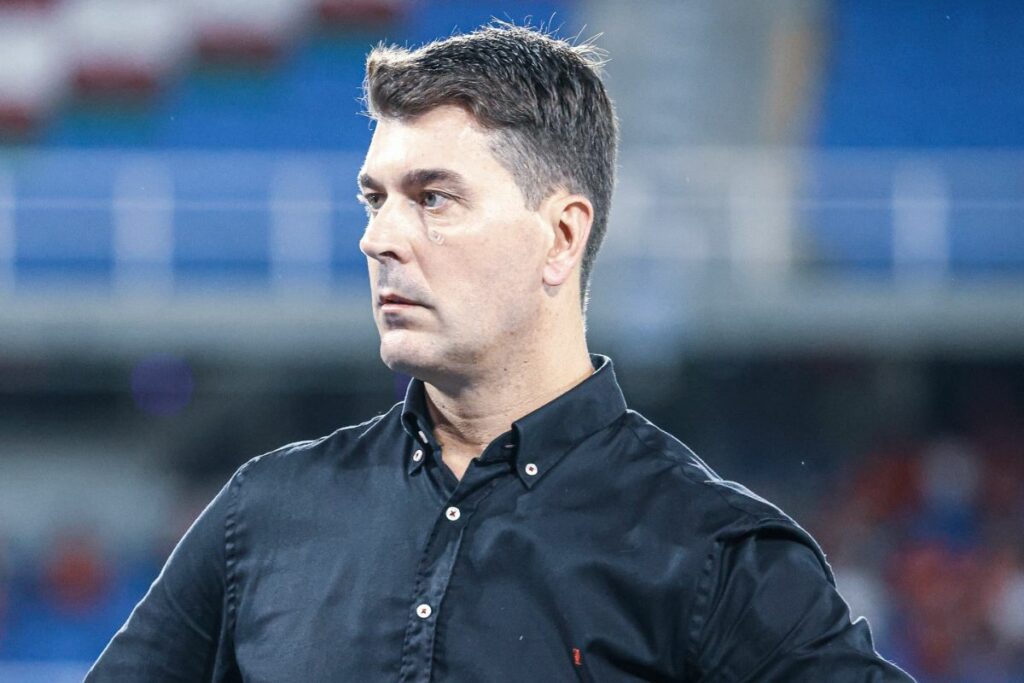 Ismael Rescalvo en su etapa como entrenador del Deportes Tolima de Colombia.