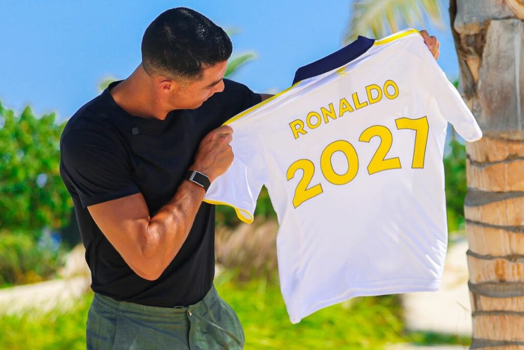 Cristiano Ronaldo con la camiseta del Al-Nassr mostrando la extensión de su contrato.