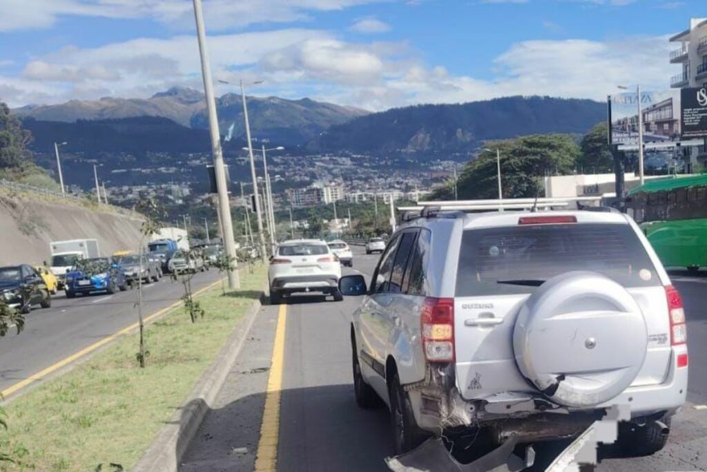 Un choque múltiple se registró en la Ruta Viva, en Quito.