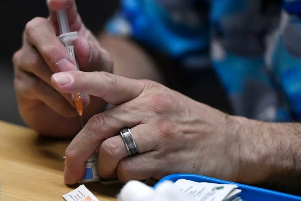 Un miembro del personal médico prepara una vacuna contra el sarampión.