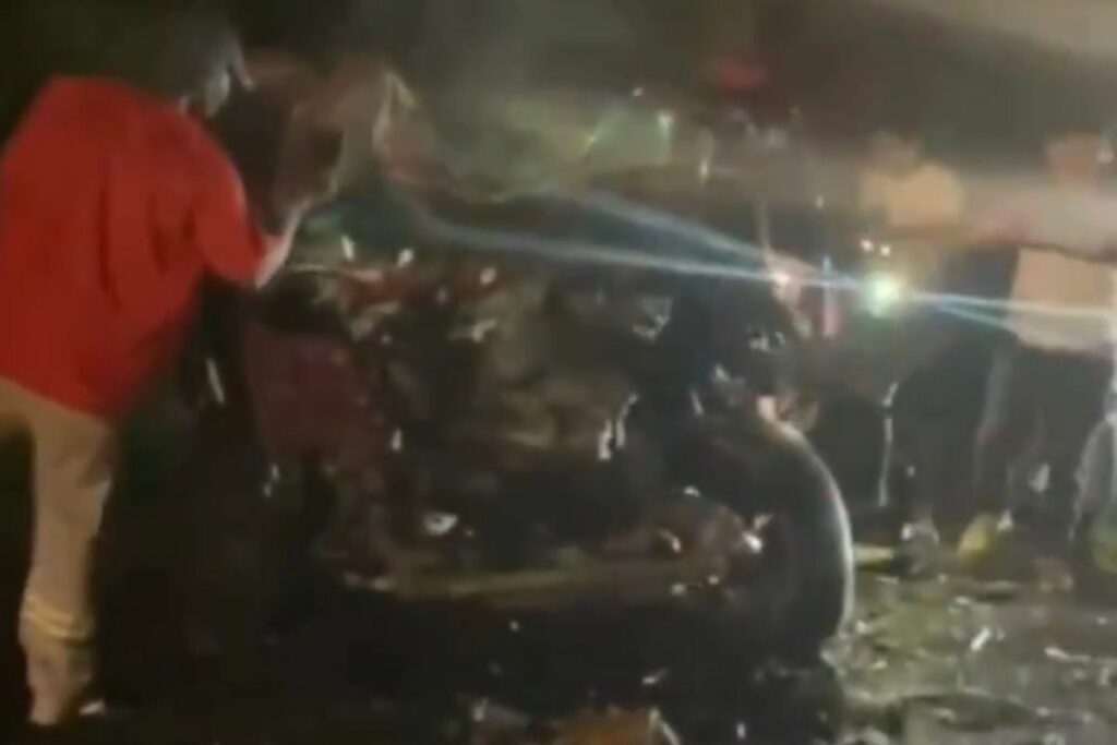 En el siniestro en Manabí, personas quedaron atrapadas en una camioneta.