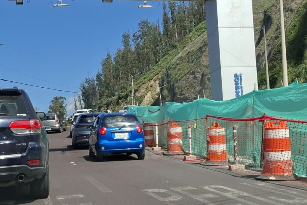 A las 10:00, el tránsito se congestiona a la altura del peaje Guayasamín por las obras de mitigación por los taludes.