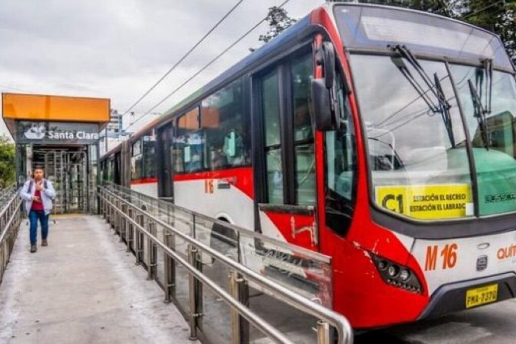 El trolebús extenderá su horario de atención este sábado 21 de junio en Quito.