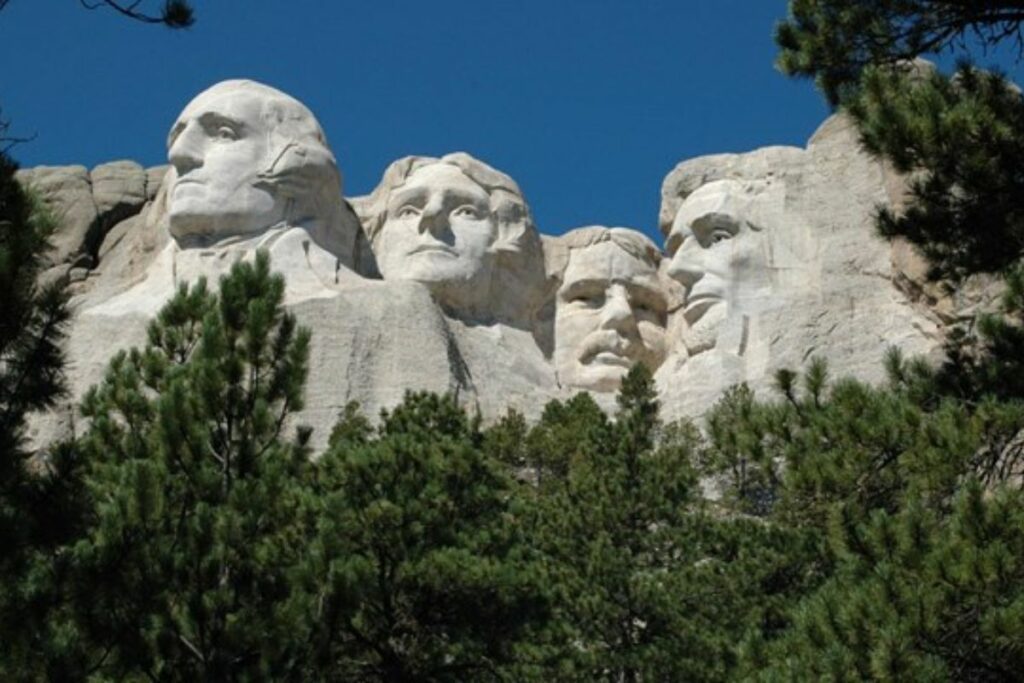 Donald Trump quiere que su rostro se esculpa en Mount Rushmore, en el que están George Washington, Thomas Jefferson, Theodore Roosevelt y Abraham Lincoln.