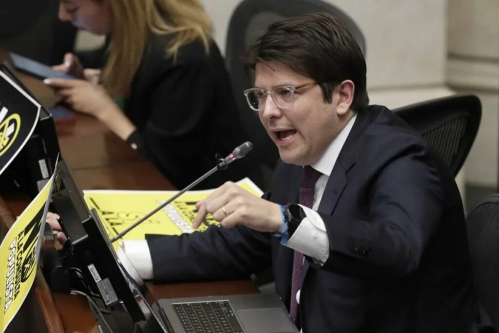 Fotografía de archivo del senador Miguel Uribe Turbay en el Congreso, en Bogotá (Colombia). Foto: EFE