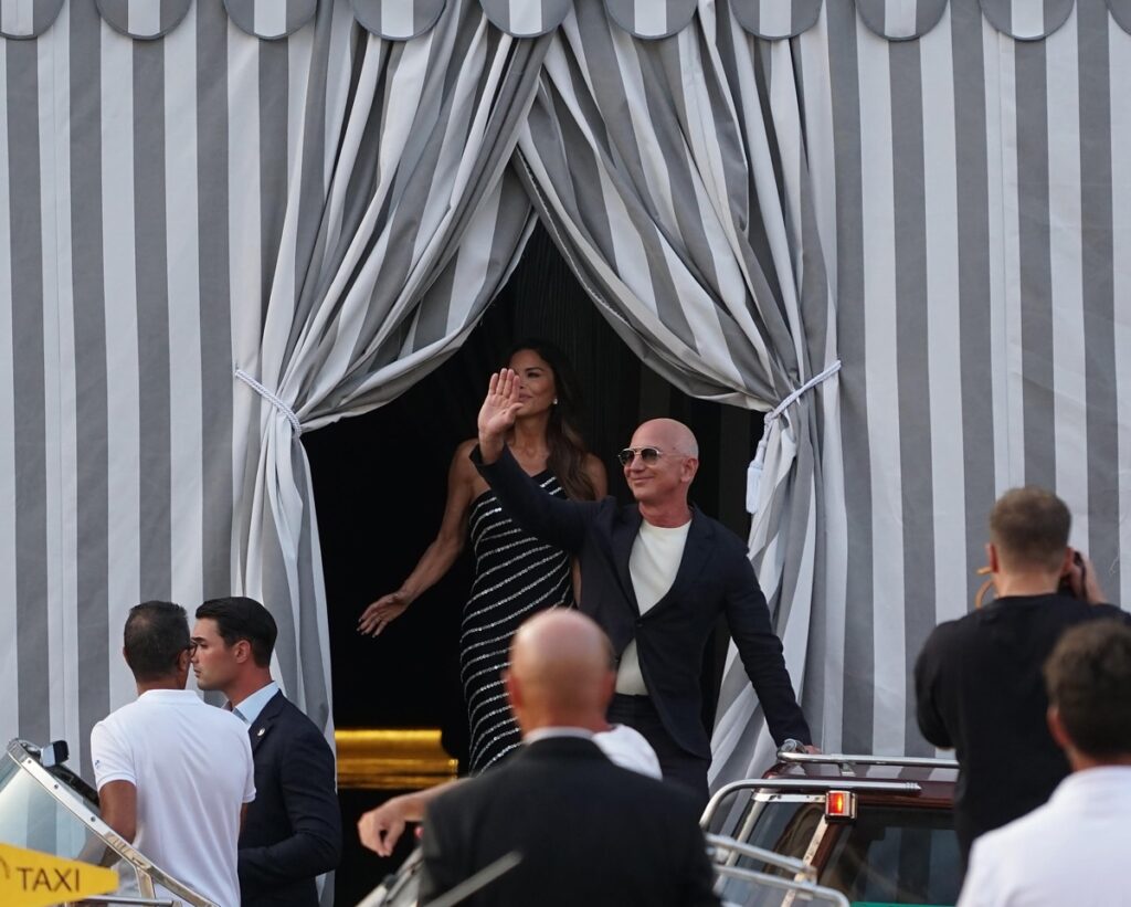 El fundador de Amazon, Jeff Bezos (C-D), y su prometida Lauren Sanchez (C-I) salen del Hotel Aman en Venecia, Italia.