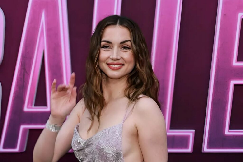 La actriz Ana de Armas lució un vestido lencero en el estreno de 'Ballerina' en Los Angeles.