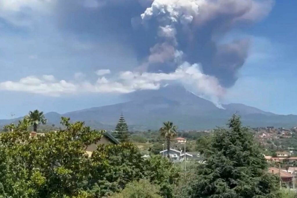 El Etna, el mayor volcán activo de la placa europea y situado en la isla italiana de Sicilia (sur), entró nuevamente en erupción.