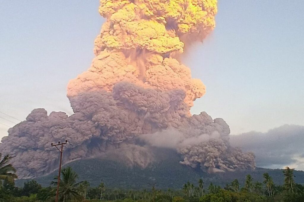 Una fotografía proporcionada por el Centro de Vulcanología y Mitigación de Desastres Geológicos del volcán Lewotobi Laki-Laki.