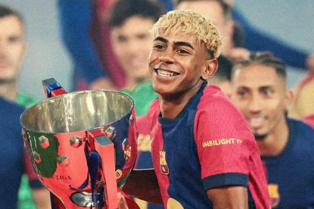 Lamine Yamal con el trofeo de campeón de España ganado con el FC Barcelona.