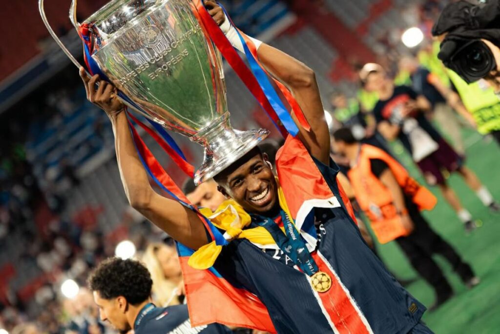 Willian Pacho con el trofeo de campeón de la Champions League ganada con el PSG.