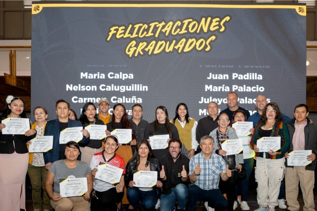 Emprendedores graduados junto a representantes de Cervecería Nacional. Cortesía