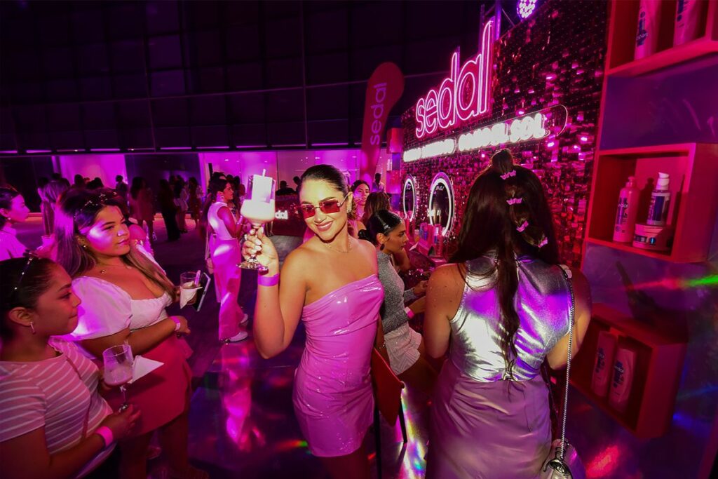 El evento ALGO CON MUCHO GLOW LLEGÓ se realizó el 3 de julio de 2025: Cortesía: Sedal