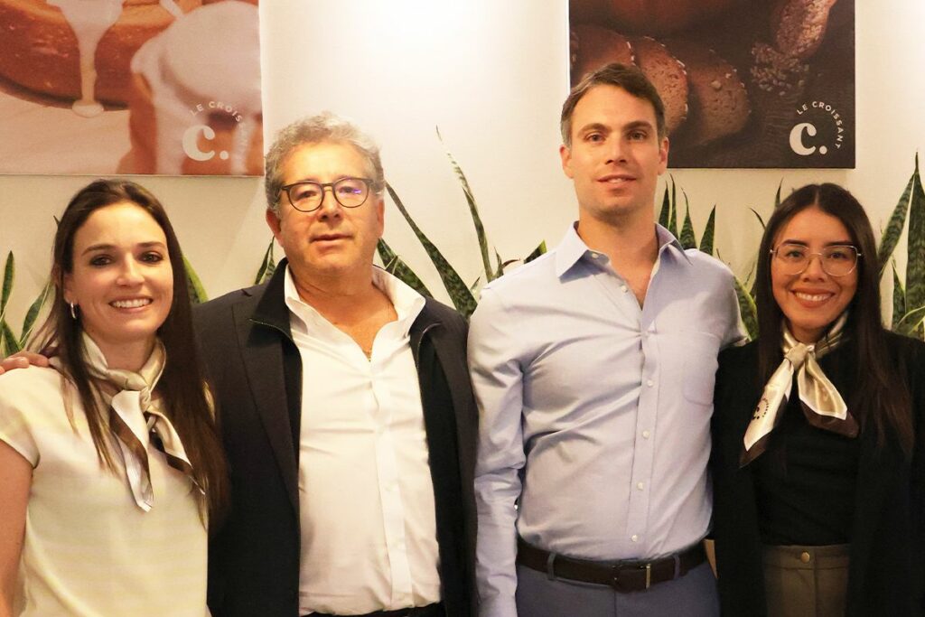 Estefanía Salazar, marketing; Fernando Sánchez, director; Pablo Adán, gerente General, y Amy Intriago, marketing. Cortesía