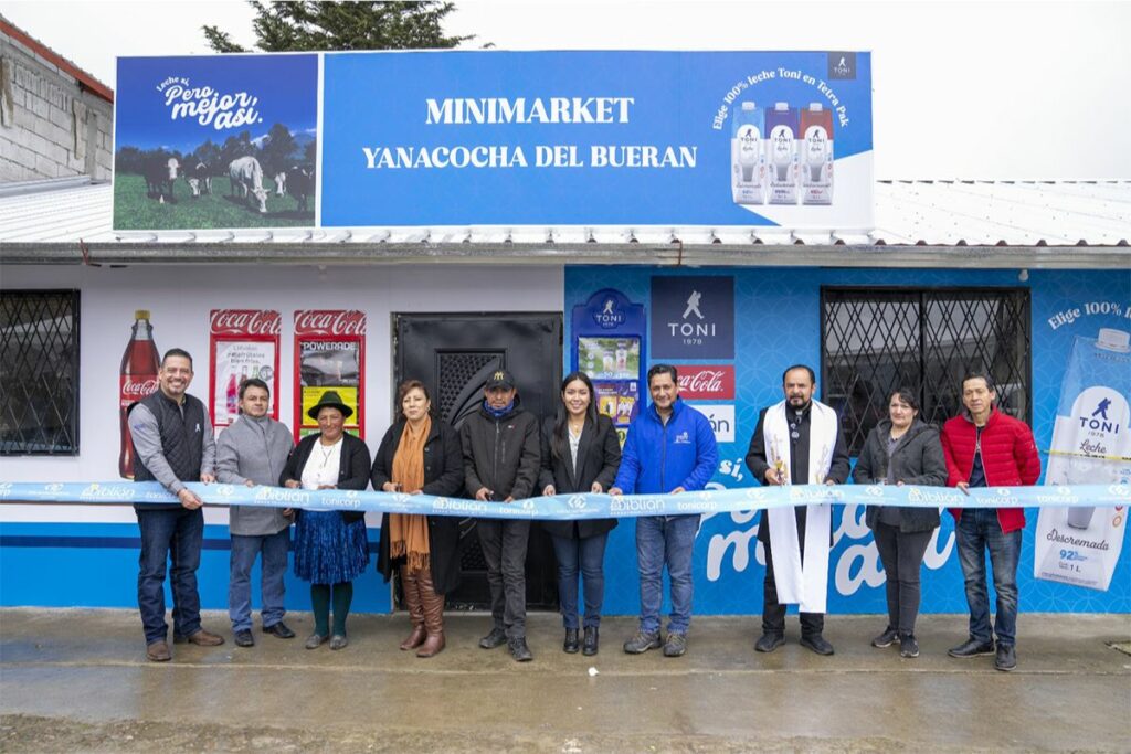 Carlos Garza, director Técnico de Tonicorp; Laura Dután, vicepresidenta de la Comunidad Yanacocha del Buerán; Amelia Idrovo, alcaldesa de Biblián; Carlos Lasso, Administrador Centro de Acopio de Biblián; Diana Marchan, Jefe de Sostenibilidad Arca Continental; José Lucas, Gerente de Desarrollo Ganadero de Tonicorp y líderes comunitarios de la parroquia Yanacocha del Buerán. Cortesía