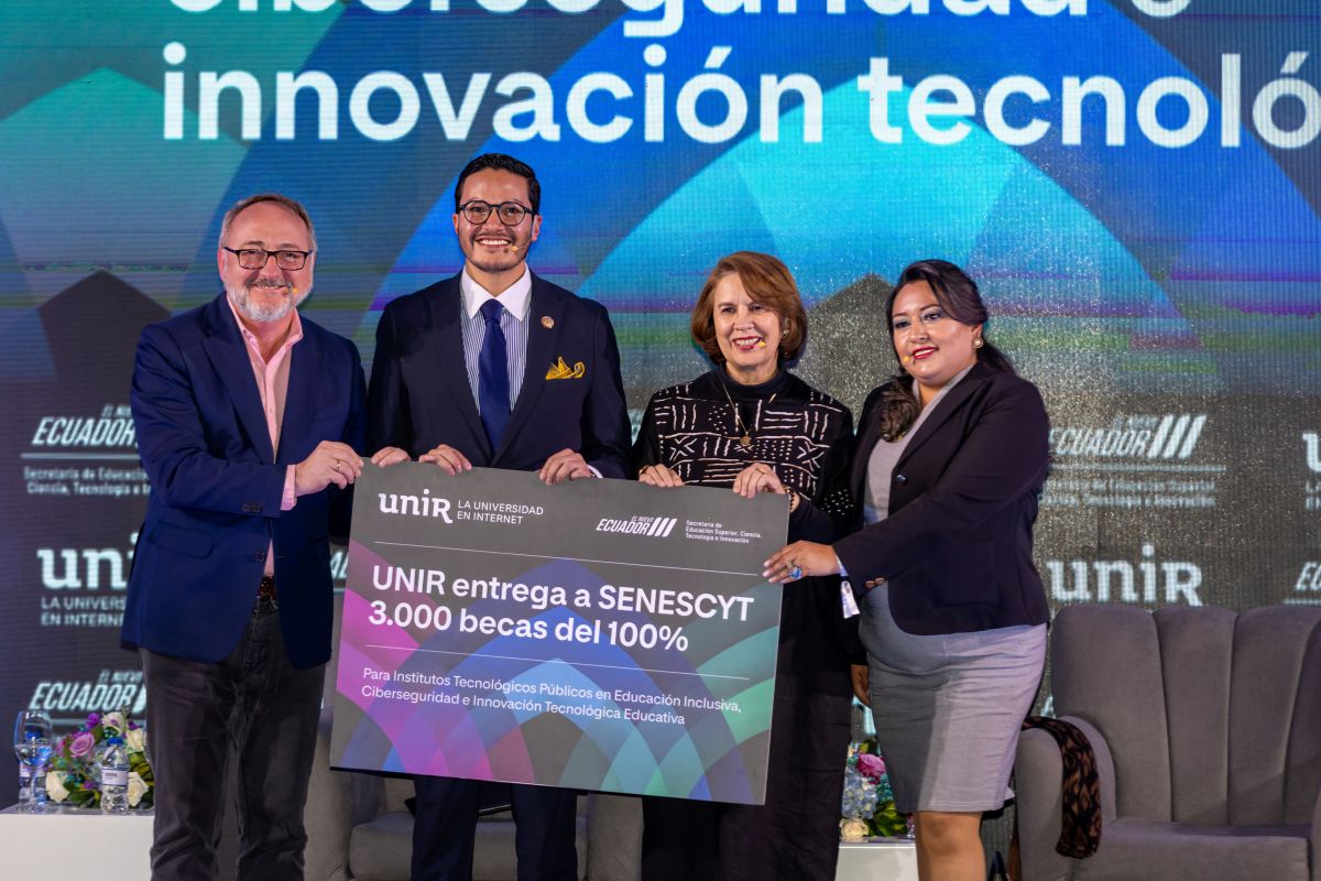 3 000 docentes ecuatorianos se benefician con las becas UNIR este 2025