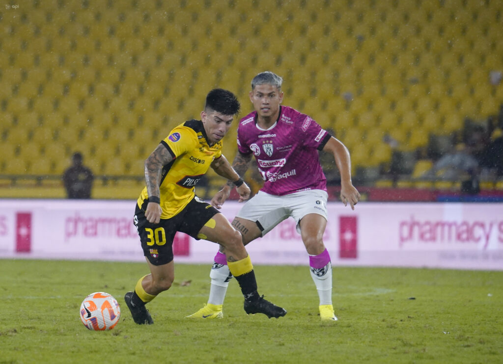 Bryan Oyola (izq.) de Barcelona SC defiende un balón ante Jordy Alcívar de Independiente del Valle.