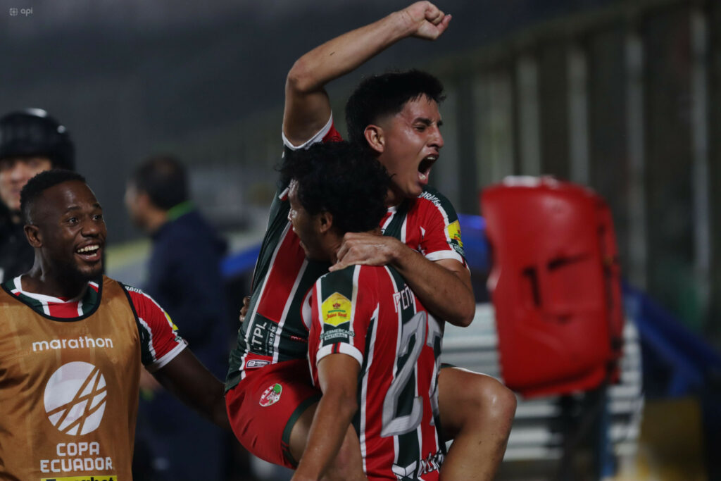 Jugadores del Deportivo Santo Domingo celebran uno de sus goles en la Copa Ecuador.