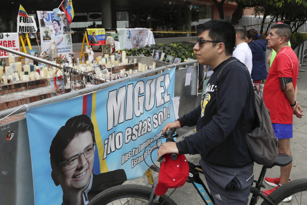 Personas oran frente al hospital donde sigue internado Miguel Uribe.