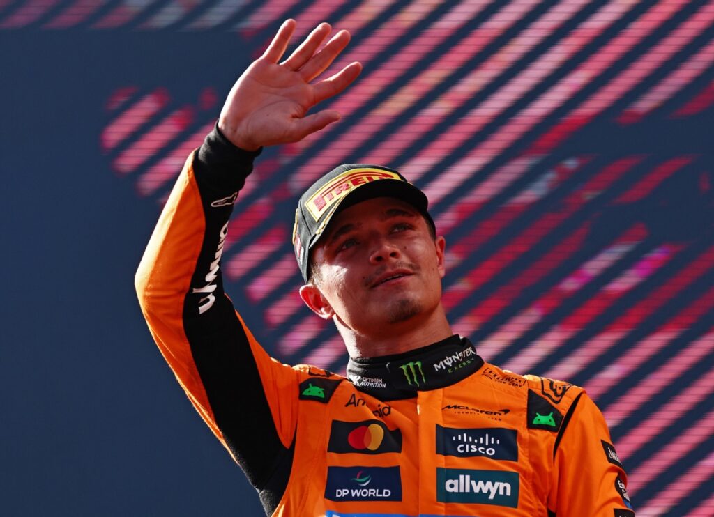 Lando Norris celebra tras ganar el Gran Premio de Gran Bretaña.