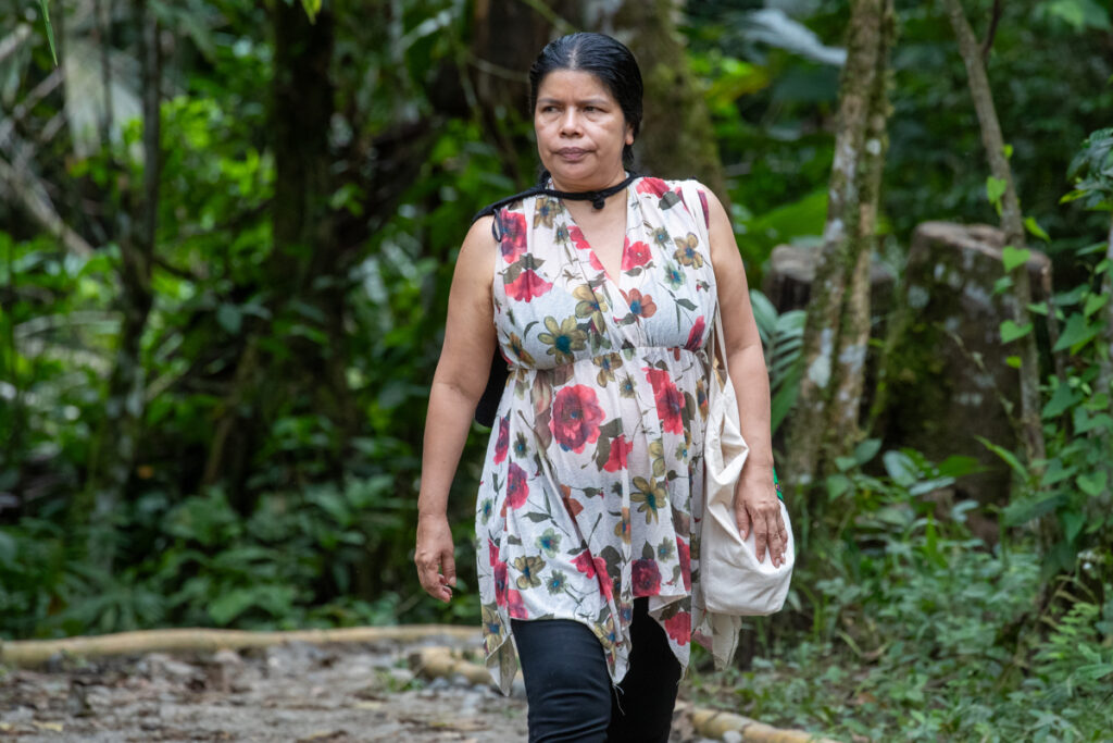 Patricia Gualinga caminando en Sarayaku (Ecuador). Gualinga nunca imaginó liderar la lucha de su pueblo natal contra las petroleras en la Amazonía ecuatoriana . Foto: EFE