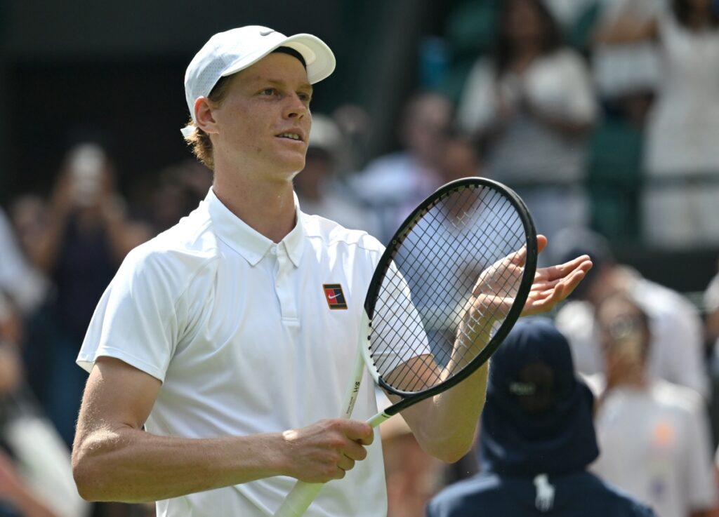 Jannik Sinner celebra su triunfo en su debut en Wimbledon.