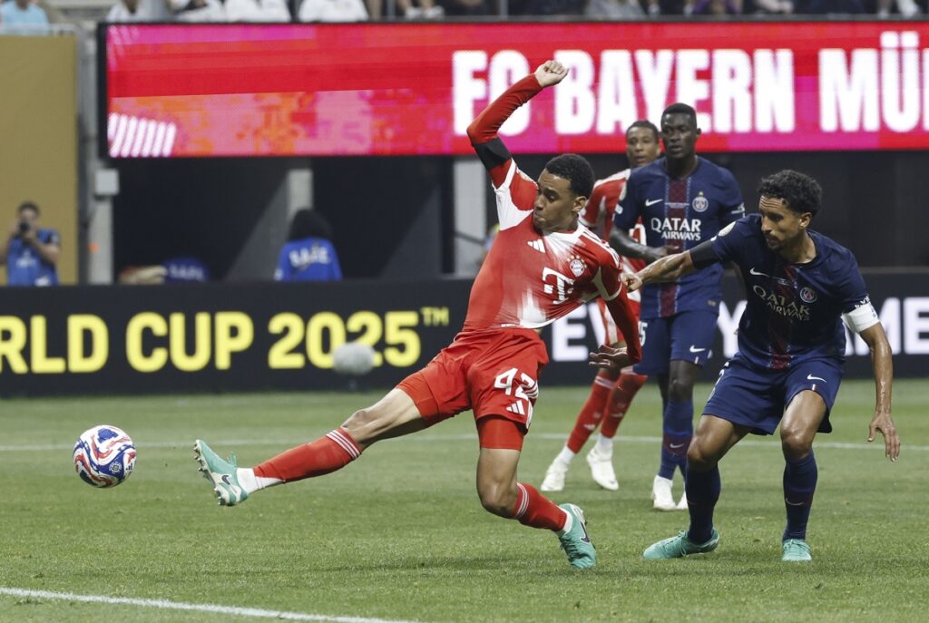 Jamal Musiala (centro) en el partido del Bayern Múnich ante el PSG en el Mundial de Clubes.