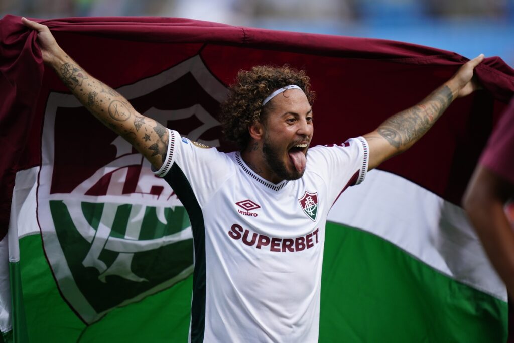 Aficionado del Fluminense celebra la clasificación de su equipo a los cuartos de final del Mundial de Clubes.