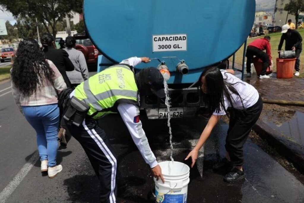 El Municipio entrega agua en tanqueros en el sur de Quito.