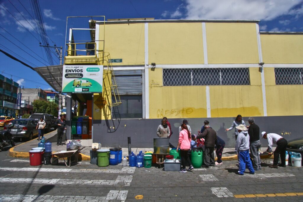 Los moradores de La Ecuatoriana, sur de Quito, esperan desde temprano la llegada de un tanquero de agua.