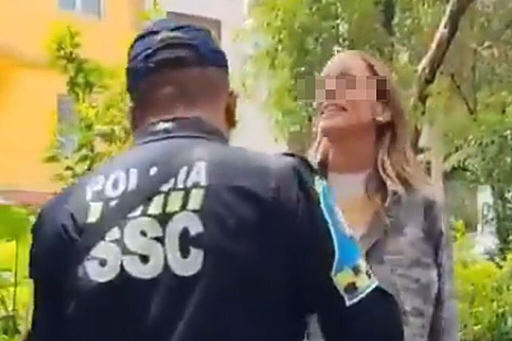 En la imagen se observa al policía y a 'Lady Racista'.