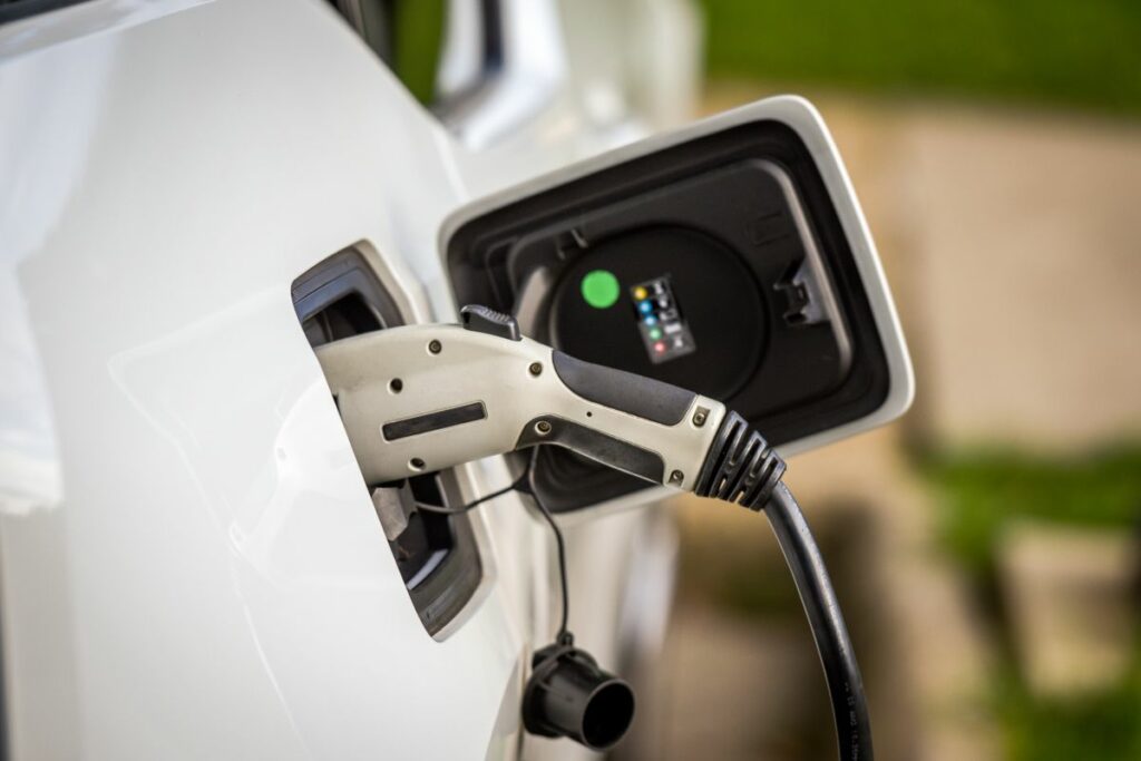 El apoyo vehicular eléctrico requiere más que incentivos; exige visión estatal, infraestructura y compromiso social.