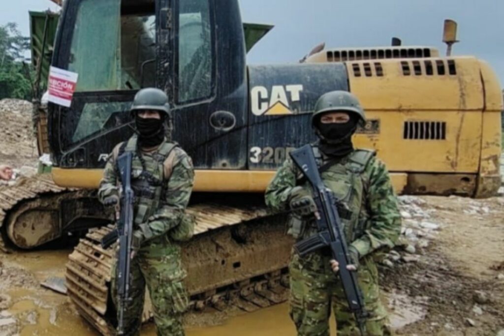 Integrantes del Ejército de Ecuador encontraron maquinaria supuestamente dedicada a minería ilegal.