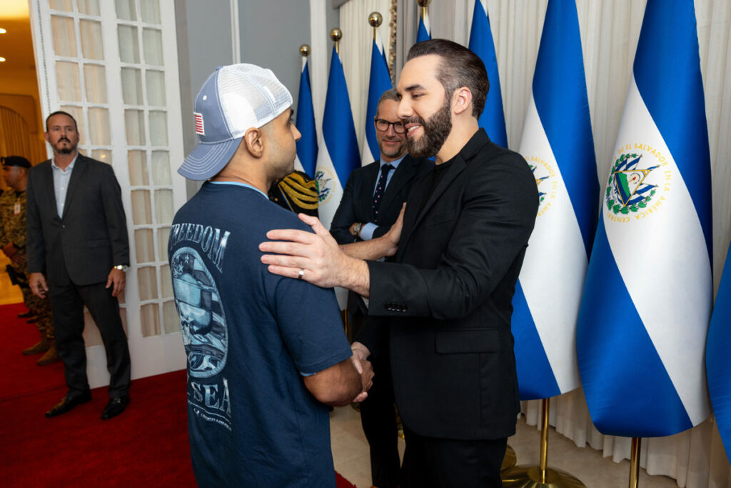 Fotografía cedida por el gobierno de El Salvador de su mandatario Nayib Bukele (d), saluda a uno de los 10 estadounidenses liberados por el gobierno venezolano.